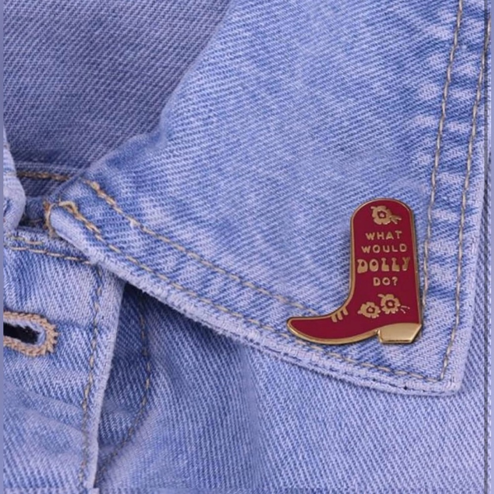 What Would Dolly Do? Fun Pin Brooch Dolly Parton‎ Country Cowboy Boots NEW! - Picture 3 of 7